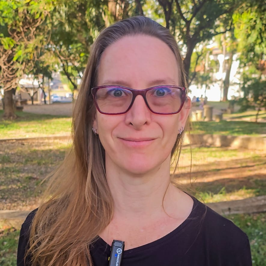 Foto da psicanalista Shirley Reinis, especialista em terapia online.